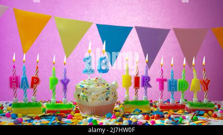 Biglietto di compleanno con un numero con un numero. Buon compleanno bellissimo sfondo rosa. Le candele bruciano con una torta di crema festiva. Foto Stock