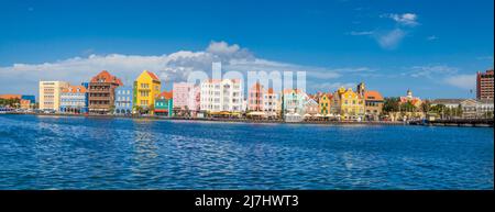 Il lato panoramico di Panda del porto di Willemstad è un simbolo nazionale iconico di Curacao. Due immagini sono state combinate per questa vista panoramica. Foto Stock