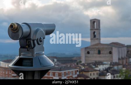 Binocoli per vedere la chiesa di San Domenico a Perugia Foto Stock