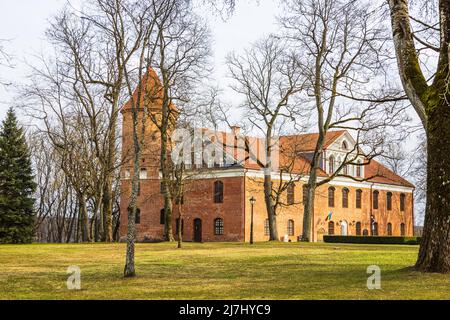 Manor e giardino paesaggio del castello di Raudondvaris, Lituania, 7 aprile 2022 Foto Stock