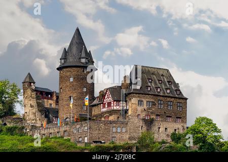 Castello di Stahleck sulla riva del Medio Reno in Germania Foto Stock