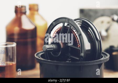 Vaschetta di sviluppo con le sue bobine di pellicola fotografica, rotoli di  pellicola, cassetta, vintage fotocamera e reagenti chimici Foto stock -  Alamy