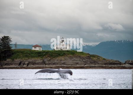 Point Retreat Lighthouse su Admiralty Island, Alaska, in una nuvolosa giornata estiva Foto Stock