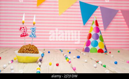 Cartolina buon compleanno. Sfondo festivo con cupcake. Spazio copia biglietto di auguri per le persone Foto Stock