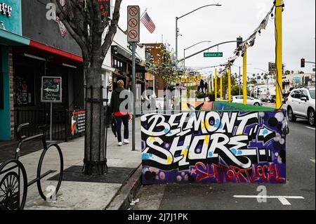 Foto di un cartello Support Local Belmont Shore sulla seconda strada, il popolare quartiere dello shopping nel quartiere della spiaggia di lusso. Foto Stock