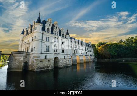 Chateau de Chenonceau in Francia al sole mattina d'estate. Foto Stock