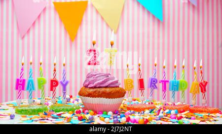 Buon compleanno. Su sfondo rosa, un saluto felice di compleanno per un bambino. Cupcakes con crema rosa con candela a legna. Spazio di copia. Foto Stock
