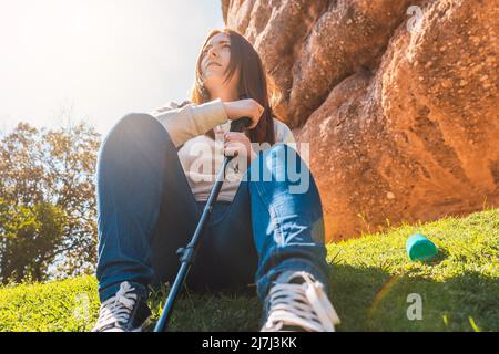 giovane donna che ama fare escursioni in natura durante le sue vacanze estive. persona che viaggia ..femmina donna estate Foto Stock