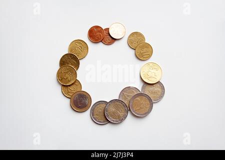 Monete in euro di diverso valore in cerchio isolate su sfondo bianco Foto Stock