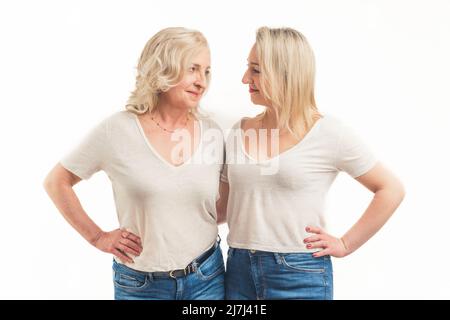 Testa ritratto scatto amorevole figlia cresciuta abbracciando madre di mezza età, madre matura felice e figlia in posa per foto di famiglia su sfondo bianco insieme. Foto di alta qualità Foto Stock