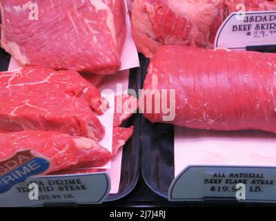 Carne in mostra sul mercato che sono pronte per l'acquisto Foto Stock