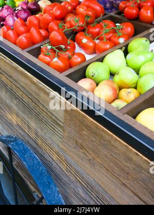 Primo piano del carrello per verdura e frutta che è stato impostato per visualizzare gli articoli in vendita Foto Stock