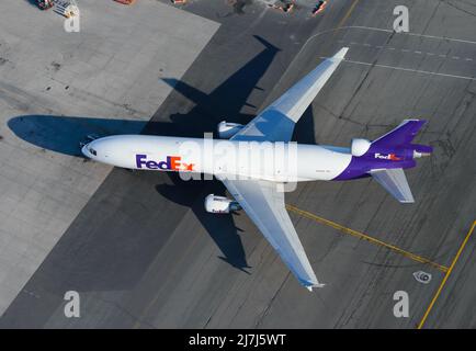 FedEx McDonnell Douglas MD-11. Aereo per trasporto merci per Federal Express. Vista aerea dell'aereo MD11. Foto Stock