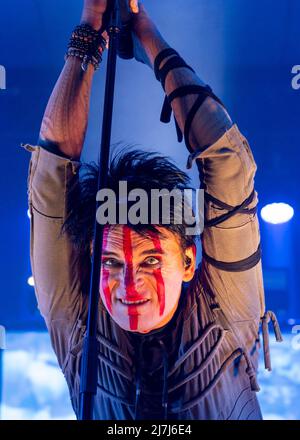 Edimburgo,Scozia, 9th maggio 2022, Gary Numan suona dal vivo all'Accademia O2 Edimburgo lunedì 9th maggio 2022 per promuovere i membri della band: Steve Harris – chitarra principale Tim Slade – basso, David Brooks   tastiere Richard Beasley – batteria, percussioni, credito: Alan Rennie/Alamy Live News Foto Stock