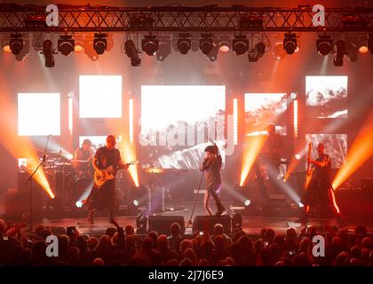 Edimburgo,Scozia, 9th maggio 2022, Gary Numan suona dal vivo all'Accademia O2 Edimburgo lunedì 9th maggio 2022 per promuovere i membri della band: Steve Harris – chitarra principale Tim Slade – basso, David Brooks   tastiere Richard Beasley – batteria, percussioni, credito: Alan Rennie/Alamy Live News Foto Stock