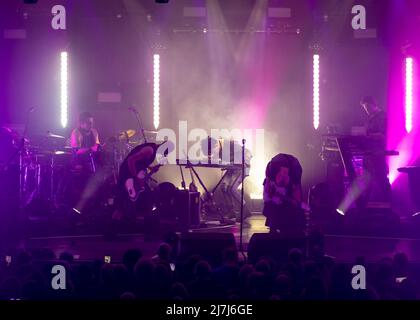 Edimburgo,Scozia, 9th maggio 2022, Gary Numan suona dal vivo all'Accademia O2 Edimburgo lunedì 9th maggio 2022 per promuovere i membri della band: Steve Harris – chitarra principale Tim Slade – basso, David Brooks   tastiere Richard Beasley – batteria, percussioni, credito: Alan Rennie/Alamy Live News Foto Stock