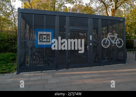 Amburgo, Germania - 05032022: Vista di un garage chiuso a chiave presso una stazione ferroviaria di Amburgo. Parte del concetto di trasporto pubblico locale per bici e RID Foto Stock