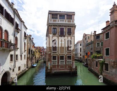 Palazzo Tetta, uno dei pochi palazzi di Venezia circondato su tre lati dall'acqua Foto Stock