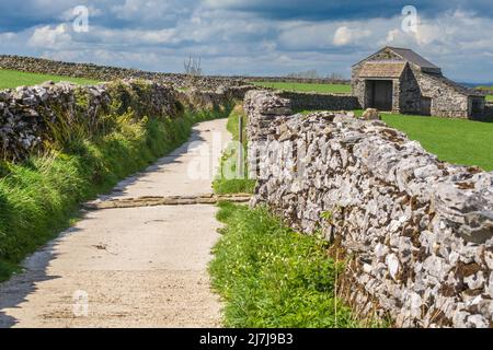 06.05.2022 Settle, North Yorkshire, UK Barn su una corsia tra Feizor e Austwick a Craven, nello Yorkshire Dales Foto Stock