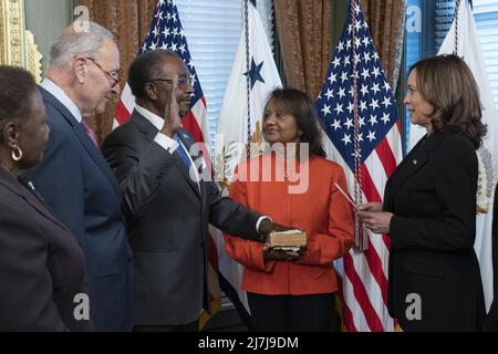 Washington, Stati Uniti. 09th maggio 2022. Il Vice Presidente degli Stati Uniti Kamala Harris partecipa al giuramento di N. Nickolas Perry per essere Ambasciatore straordinario e plenipotenziario degli Stati Uniti d'America in Giamaica, nel Vice Presidente dell'Ufficio Ceremoniale nell'Eisenhower Executive Office Building di Washington, DC 9 maggio 2022. Chuck Schumer (democratico di New York), leader della maggioranza del Senato degli Stati Uniti, guarda a sinistra. Foto di Chris Kleponis/UPI Credit: UPI/Alamy Live News Foto Stock