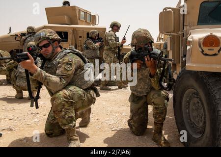 Gli airman dei 379th squadroni combustibili, logistica e medici mantengono la sicurezza perimetrale durante un esercizio di addestramento sulla base aerea di al Udeid, Qatar, 5 maggio 2022. Mantenere la prontezza tra i diversi squadroni è la chiave per mantenere l'ala preparata nel suo complesso. (STATI UNITI Air National Guard foto di Airman 1st classe Constantine Bambakidis) Foto Stock