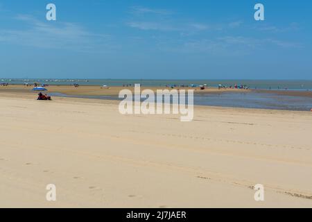 Spiagge di sabbia dorata vicino Sanlucar de Barrameda, piccola città andalusa, Spagna in estate Foto Stock