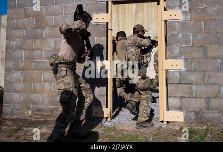 Gli operatori di tattiche speciali dell'aeronautica degli Stati Uniti assegnati all'ala speciale di operazioni 24th preparano la violazione di una stanza degli ostili durante un'esercitazione come parte del guerriero smeraldo 22,1 a Eglin Range, Florida, 02 maggio 2022. Emerald Warrior offre una formazione annuale e realistica di pre-implementazione che comprende più aree operative congiunte. L'esercizio prepara operazioni speciali forze convenzionali attivatori della forza, nazioni partner ed elementi interagenzie, per integrare ed eseguire operazioni speciali a tutto spettro in qualsiasi clima ambientale, affinando le capacità delle forze americane di operare in tutto il mondo. (STATI UNITI Aria Foto Stock