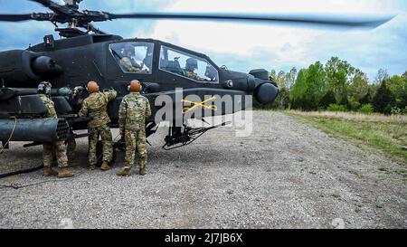 Soldati da 2nd Squadron, 17th Cavalry Regiment, e Varsity Company, 6th Battaglione, 101st Combat Aviation Brigade, 101st Airborne Division (Air Assault), rifornire e riarmare elicotteri apache durante una missione 'Fat Cow' il 4 maggio, a Fort Knox, Ky. Le missioni "Fat Cow" sono un processo di rifornimento accelerato sul campo che consente agli elicotteri chinook di fornire carburante ad altri elicotteri nell'unità, pur operando dietro linee nemiche. (STATI UNITI Foto dell'esercito di Sgt. Jeremy Lewis, 40th distaccamento degli affari pubblici) Foto Stock