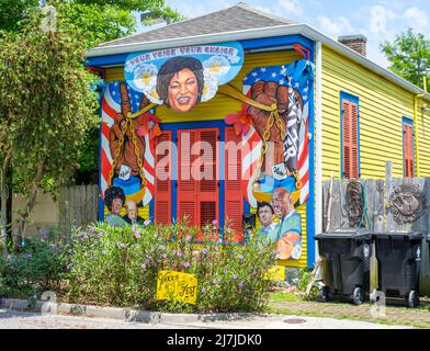 NEW ORLEANS, LA, USA - 7 MAGGIO 2022:; murale dei campioni dei diritti civili passati e presenti dipinto sulla parte anteriore della casa di fucili a fuoco nel quartiere di Bywater. Foto Stock