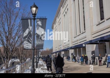 BRONX, N.Y. – 6 febbraio 2021: La gente si trova in fila fuori dallo Yankee Stadium mentre operava come sito di vaccinazione COVID-19 di massa. Foto Stock