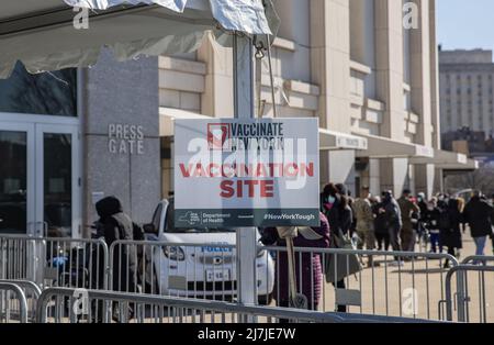 BRONX, N.Y. – 6 febbraio 2021: Fuori dallo Yankee Stadium si trova una targhetta per il sito di vaccinazione, mentre il campo di baseball operava come centro di vaccinazione COVID-19. Foto Stock