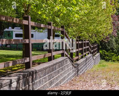 Fence moderna realizzata in legno naturale Board. Cortile della casa di lusso con recinzione in legno. Foto di strada, fuoco selettivo, nessuno Foto Stock