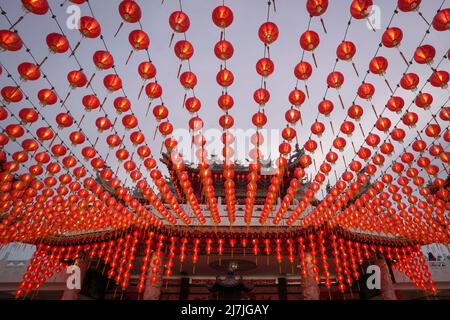 Kuala Lumpur, Malesia - 6th feb 2022: Fila di lanterne rosse illuminate appese al Tempio di Thean Hou, Kuala Lumpur, Malesia. Foto Stock