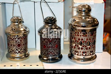 Metallo argento islamico Ramadan lanterne macchiate di colore rosso in diverse dimensioni, Fanous Ramadan o lampada che è un'icona festosa del mese di digiuno fo Foto Stock