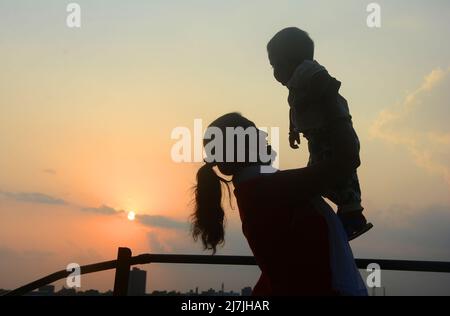 Kolkata, India. 08th maggio 2022. Una madre mostrava il suo amore e affetto al bambino nel giorno della felice madre. La Festa della madre è una celebrazione che celebra la madre della famiglia o dell'individuo, così come la maternità, i legami materni e l'influenza delle madri nella società. Si celebra in giorni diversi in molte parti del mondo, più comunemente nei mesi di marzo o maggio. (Foto di Rahul Sadhukhan/Pacific Press) Credit: Pacific Press Media Production Corp./Alamy Live News Foto Stock