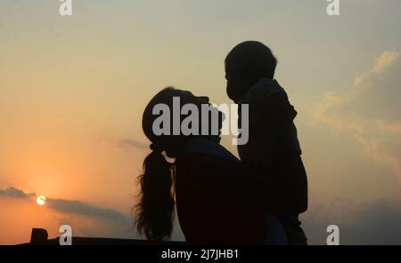 Kolkata, India. 08th maggio 2022. Una madre mostrava il suo amore e affetto al bambino nel giorno della felice madre. La Festa della madre è una celebrazione che celebra la madre della famiglia o dell'individuo, così come la maternità, i legami materni e l'influenza delle madri nella società. Si celebra in giorni diversi in molte parti del mondo, più comunemente nei mesi di marzo o maggio. (Foto di Rahul Sadhukhan/Pacific Press) Credit: Pacific Press Media Production Corp./Alamy Live News Foto Stock