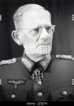 Il magnificamente chiamato Maximilian Maria Joseph Karl Gabriel Lamoral Reichsfreiherr von und zu Weichs an der Glon (noto anche come il meno imponente Maximilan von Weichs) fu un maresciallo di campo nel Wehrmacht della Germania nazista durante la seconda guerra mondiale Durante il caso Blue, l'offensiva tedesca nel sud della Russia, fu comandante del gruppo dell'esercito B. nel 1944, Weichs comandò il gruppo dell'esercito F nei Balcani sorvegliando il ritiro tedesco dalla Grecia e dalla maggior parte della Jugoslavia. Foto Stock