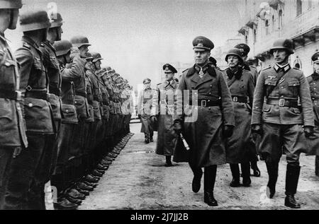 Il maresciallo Erwin Rommel ispeziona le truppe nel 1944 Foto Stock