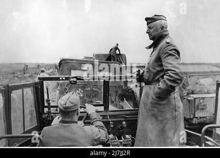 Wehrmacht Field Marshal Erich von manstein ( nome completo: Fritz Erich Georg Eduard von Manstein sebbene fosse nato come Fritz Erich Georg Eduard von Lewinski) sul fronte del Kerch durante l'operazione Barbarossa. Durante la guerra fu spesso critico nei confronti delle capacità militari di Hitler e fu sollevato dal comando nel 1944. Durante la sua difesa ai processi di Norimberga fu un grande sostenitore delle difficoltà di difendere l'idea che la Wehrmacht non aveva conoscenza delle atrocità dell'Olocausto precoce (dove le persone sono state uccise in situ piuttosto che essere rispedite nei campi di sterminio. Foto Stock