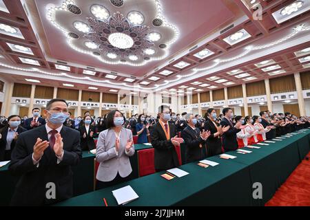 Pechino, Cina. 10th maggio 2022. Una cerimonia che segna il 100th° anniversario della fondazione della Lega Comunista della Gioventù in Cina si svolge presso la Grande Sala del Popolo di Pechino, capitale della Cina, il 10 maggio 2022. Credit: Yue Yuewei/Xinhua/Alamy Live News Foto Stock