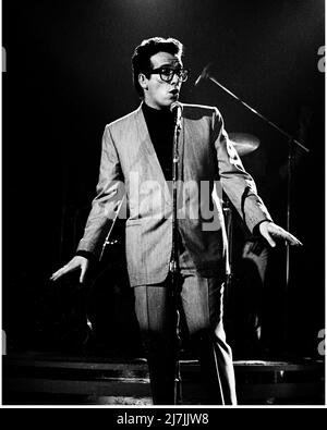 Elvis Costello suona su Solid Gold nel 1983 Credit: Ron Wolfson / MediaPunch Foto Stock