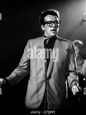 Elvis Costello suona su Solid Gold nel 1983 Credit: Ron Wolfson / MediaPunch Foto Stock