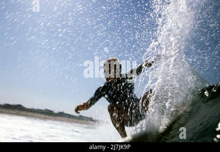 UN SURFISTA CORRE UN'ONDA, BONDI, NUOVO GALLES DEL SUD, AUSTRALIA. Foto Stock