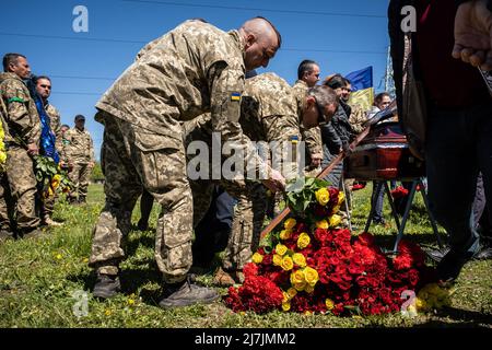 Dnipro, Ucraina. 07th maggio 2022. I soldati ucraini deposero fiori durante un funerale militare in un cimitero. Dopo l'invasione dell'Ucraina che ha segnato la più grande invasione militare in Europa dalla seconda guerra mondiale, la sanguinosa guerra ha lasciato i civili sfollati e numerosi civili e soldati uccisi, mentre le forze russe rafforzano il loro attacco all'est e al sud del paese durante la giornata della vittoria russa del maggio 9. Credit: SOPA Images Limited/Alamy Live News Foto Stock