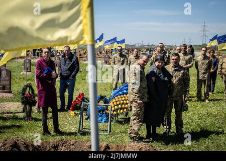 Dnipro, Ucraina. 07th maggio 2022. La madre di Yakimenko si lamenta per suo figlio in un cimitero di Dnipro. Dopo l'invasione dell'Ucraina che ha segnato la più grande invasione militare in Europa dalla seconda guerra mondiale, la sanguinosa guerra ha lasciato i civili sfollati e numerosi civili e soldati uccisi, mentre le forze russe rafforzano il loro attacco all'est e al sud del paese durante la giornata della vittoria russa del maggio 9. Credit: SOPA Images Limited/Alamy Live News Foto Stock