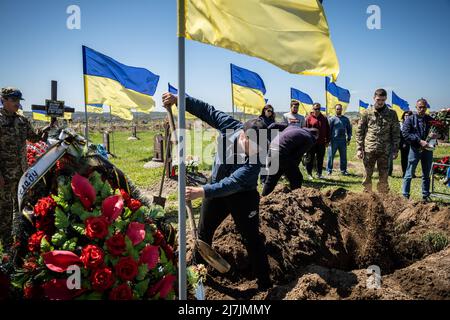 Dnipro, Ucraina. 07th maggio 2022. I lavoratori seppelliscono la bara di Yakimenko in un cimitero di Dnipro. Dopo l'invasione dell'Ucraina che ha segnato la più grande invasione militare in Europa dalla seconda guerra mondiale, la sanguinosa guerra ha lasciato i civili sfollati e numerosi civili e soldati uccisi, mentre le forze russe rafforzano il loro attacco all'est e al sud del paese durante la giornata della vittoria russa del maggio 9. Credit: SOPA Images Limited/Alamy Live News Foto Stock