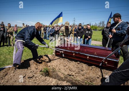 Dnipro, Ucraina. 07th maggio 2022. I lavoratori abbassano la bara di Yakimenko per la sepoltura in un cimitero di Dnipro. Dopo l'invasione dell'Ucraina che ha segnato la più grande invasione militare in Europa dalla seconda guerra mondiale, la sanguinosa guerra ha lasciato i civili sfollati e numerosi civili e soldati uccisi, mentre le forze russe rafforzano il loro attacco all'est e al sud del paese durante la giornata della vittoria russa del maggio 9. (Foto di Alex Chan Tsz Yuk/SOPA Images/Sipa USA) Credit: Sipa USA/Alamy Live News Foto Stock