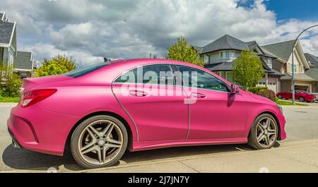 Auto di lusso Mercedes Benz CLA Class con design futuristico in colore rosa-Aprile 7,2022- Vancouver BC, Canada. Street view, foto di viaggio, editoriale, nobo Foto Stock