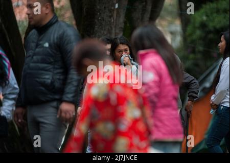 Bogota, Colombia 9 maggio 2022. Una donna indigena grida come le comunità indigene di Embera iniziano a lasciare il campo improvvisato montato 8 mesi fa, dove più di 1000 popolazioni indigene sfollate da conflitti vivevano e raggiunsero accordi con il governo per essere trasferite in una località vicina prima di ritornare nei loro territori, a Bogota, Colombia, maggio 9, 2022. Foto di: Chepa Beltran/Long Visual Press Foto Stock