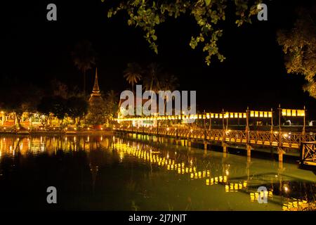 Tempio di Wat Traphang Thong di notte nel parco storico di Sukhothai, Thailandia Foto Stock